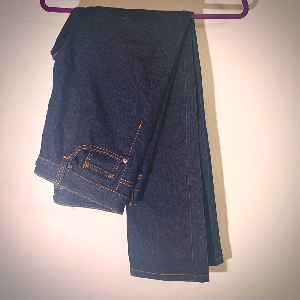 Dark Denim jeans 34X32 jeans look Black or Blue depending on lighting.